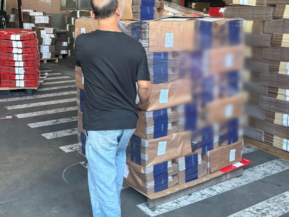 博雅彩印中山小榄装货区:缠膜成品托盘待发